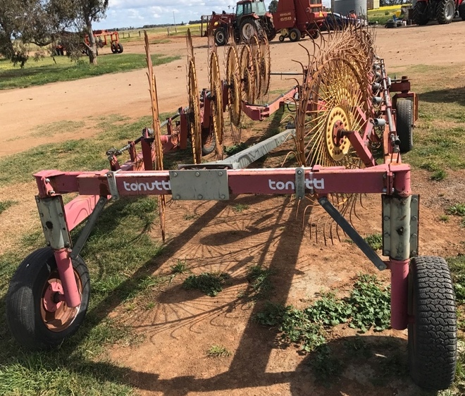 Tonutti V Rake x 14 Wheel Farm Tender